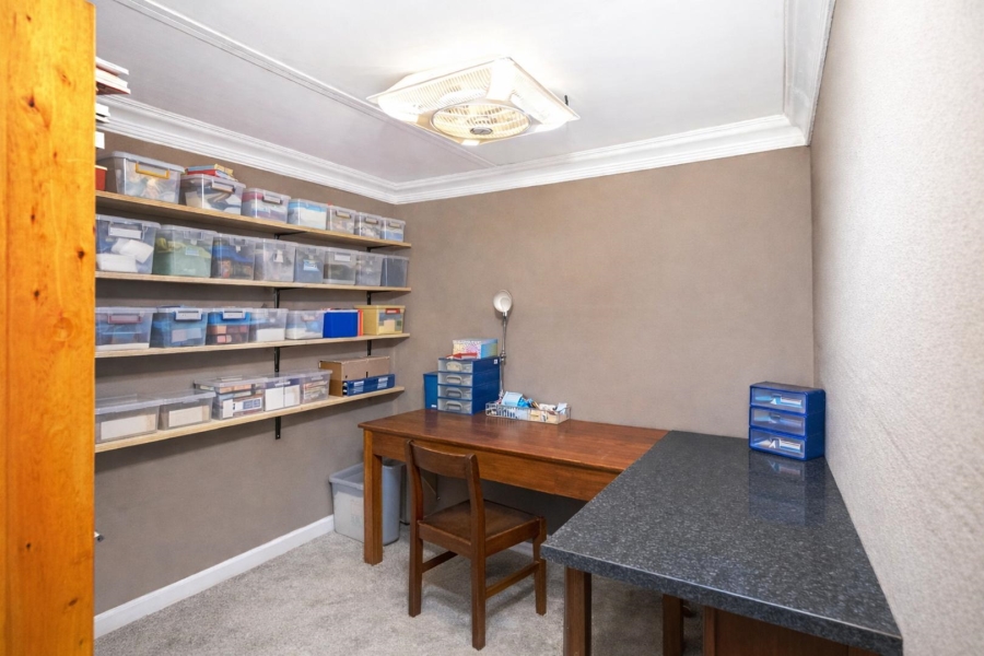 To Let 5 Bedroom Property for Rent in Melodie North West